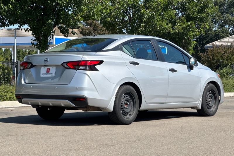 Nissan Versa Vehicle Full-screen Gallery Image 04