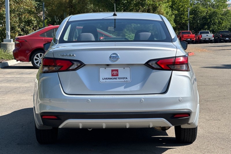 Nissan Versa Vehicle Full-screen Gallery Image 05