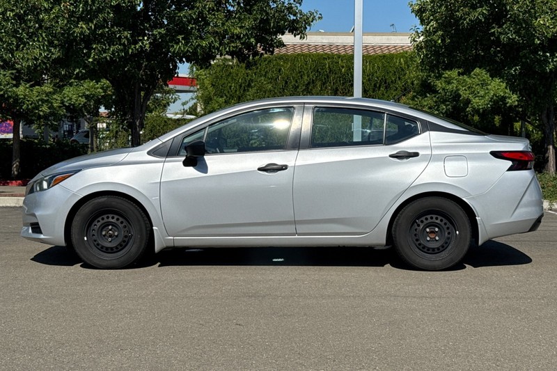Nissan Versa Vehicle Full-screen Gallery Image 07