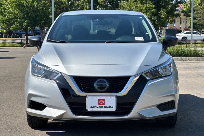 Nissan Versa Vehicle Full-screen Gallery Image 09
