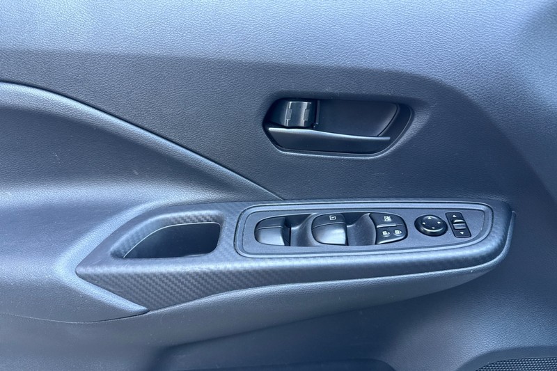 Nissan Versa Vehicle Full-screen Gallery Image 11