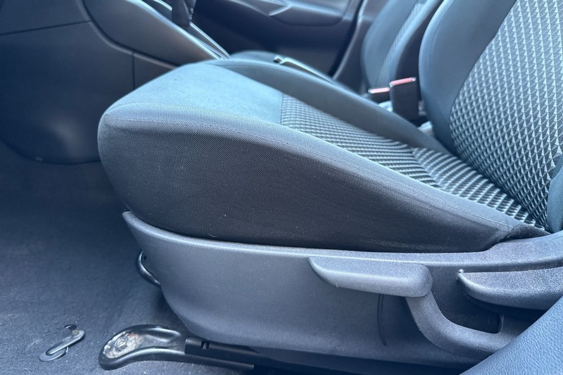 Nissan Versa Vehicle Full-screen Gallery Image 13