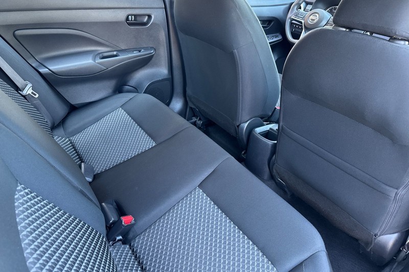 Nissan Versa Vehicle Full-screen Gallery Image 17