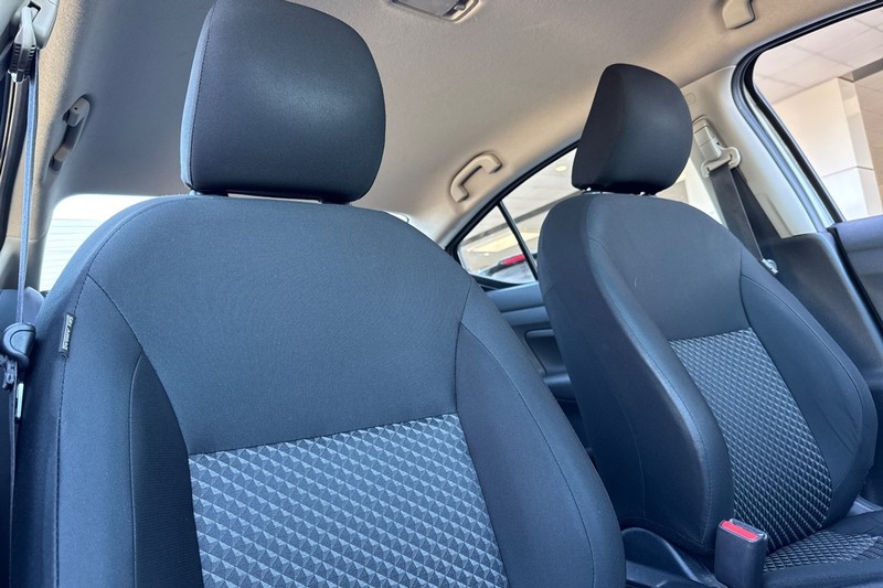 Nissan Versa Vehicle Full-screen Gallery Image 19