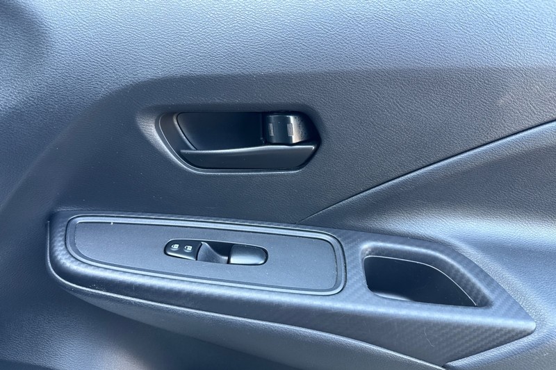 Nissan Versa Vehicle Full-screen Gallery Image 20