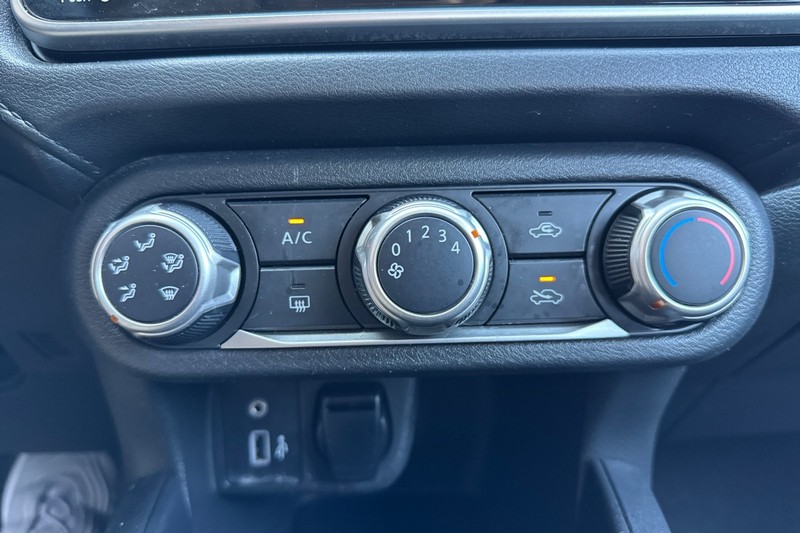 Nissan Versa Vehicle Full-screen Gallery Image 27