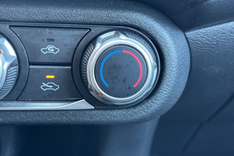 Nissan Versa Vehicle Full-screen Gallery Image 29