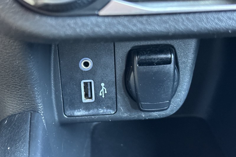 Nissan Versa Vehicle Full-screen Gallery Image 30