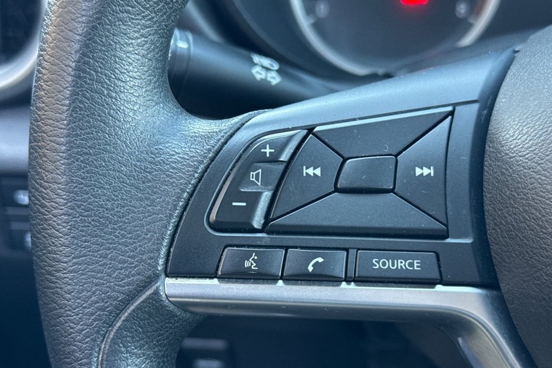 Nissan Versa Vehicle Full-screen Gallery Image 35