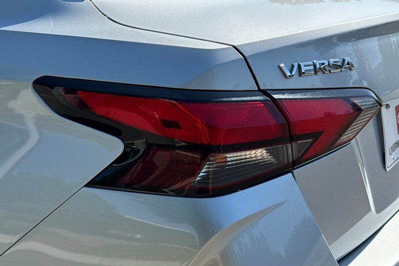 Nissan Versa Vehicle Full-screen Gallery Image 47