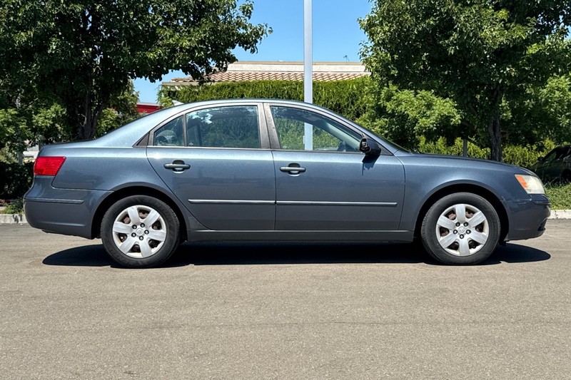 Hyundai Sonata Vehicle Full-screen Gallery Image 03