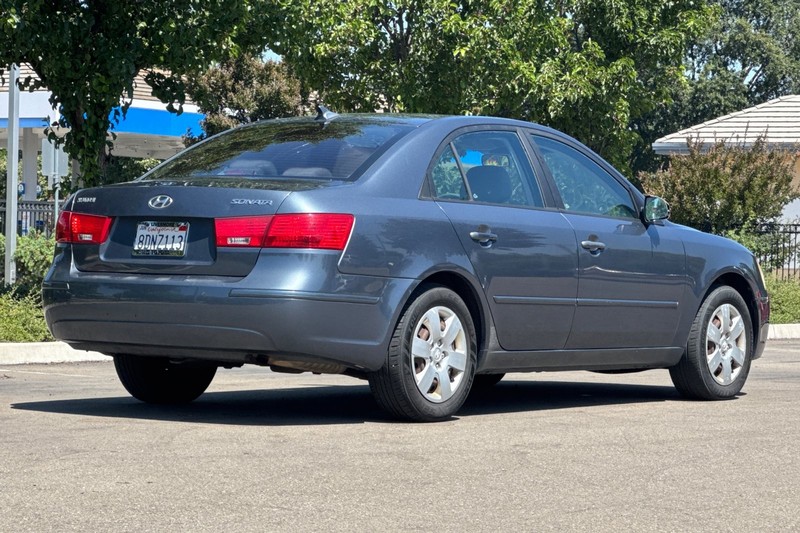 Hyundai Sonata Vehicle Full-screen Gallery Image 04