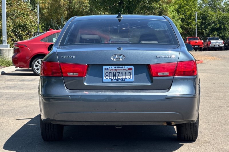 Hyundai Sonata Vehicle Full-screen Gallery Image 05