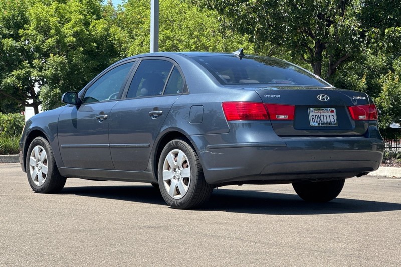 Hyundai Sonata Vehicle Full-screen Gallery Image 06