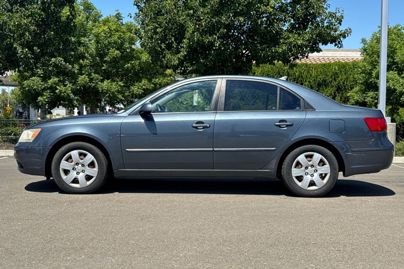 Hyundai Sonata Vehicle Full-screen Gallery Image 07
