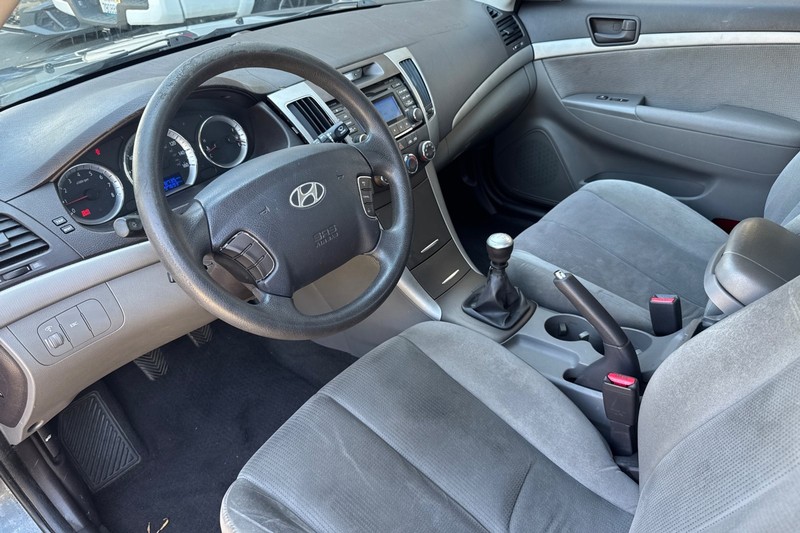 Hyundai Sonata Vehicle Full-screen Gallery Image 10