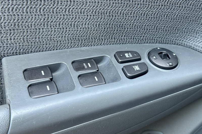 Hyundai Sonata Vehicle Full-screen Gallery Image 12