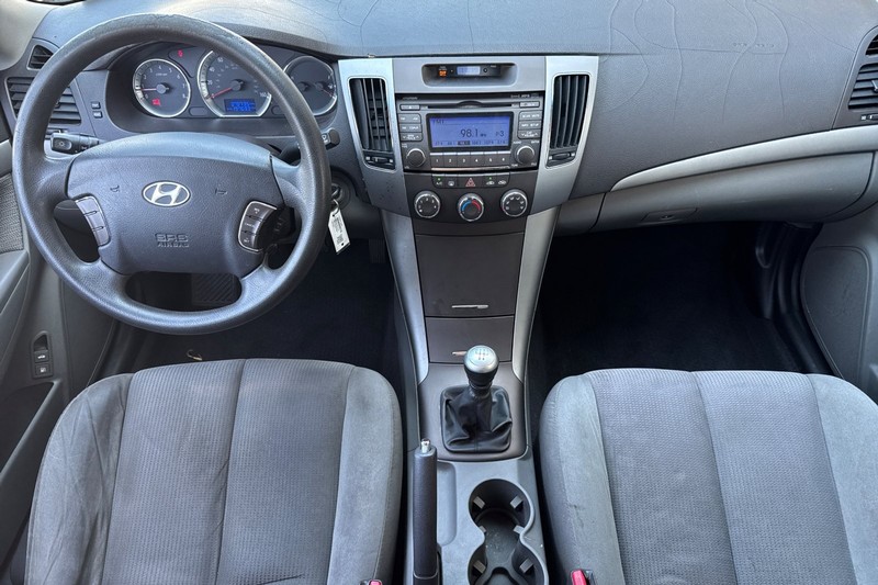 Hyundai Sonata Vehicle Full-screen Gallery Image 15