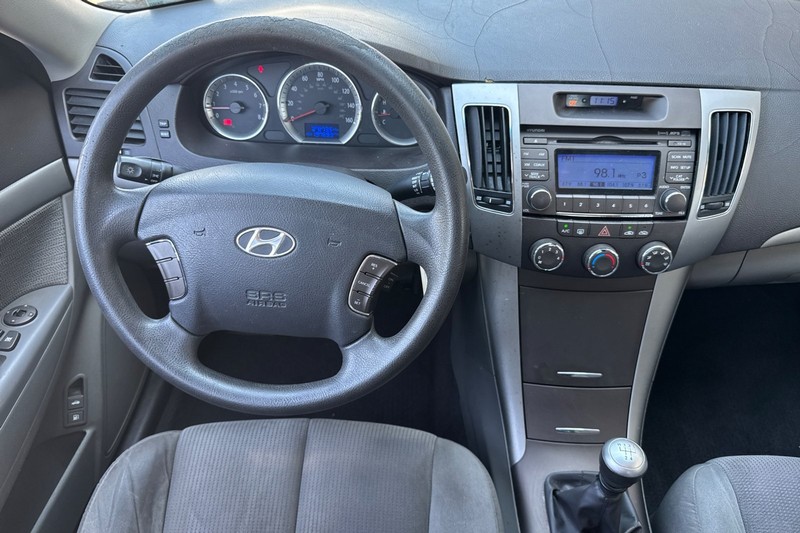 Hyundai Sonata Vehicle Full-screen Gallery Image 16