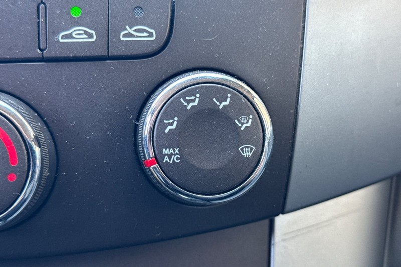 Hyundai Sonata Vehicle Full-screen Gallery Image 28