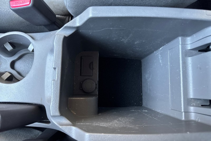 Hyundai Sonata Vehicle Full-screen Gallery Image 30