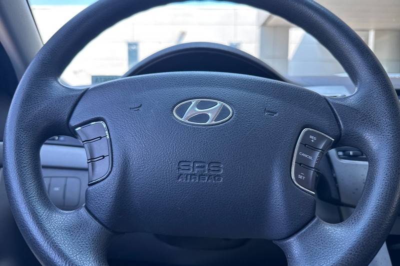 Hyundai Sonata Vehicle Full-screen Gallery Image 32