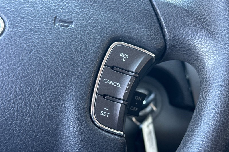 Hyundai Sonata Vehicle Full-screen Gallery Image 35
