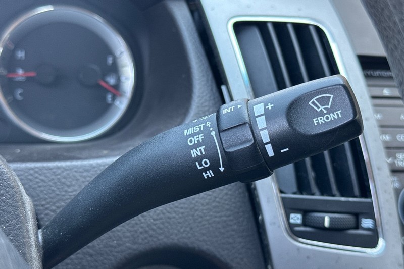 Hyundai Sonata Vehicle Full-screen Gallery Image 36