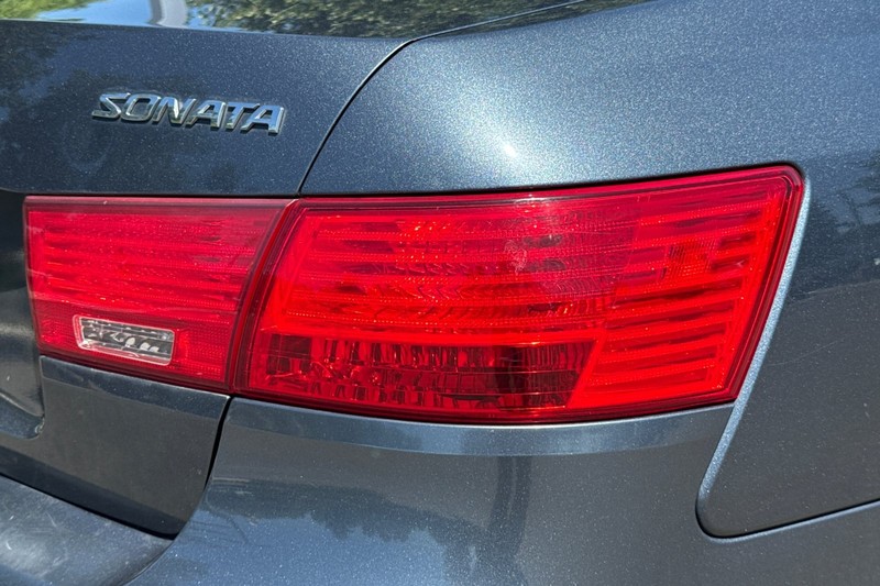 Hyundai Sonata Vehicle Full-screen Gallery Image 46