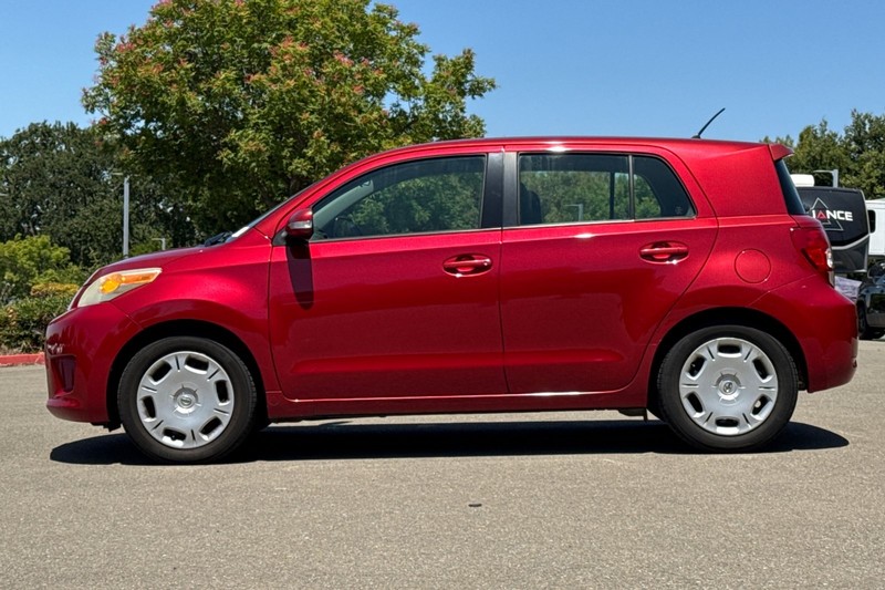 Scion xD Vehicle Full-screen Gallery Image 07