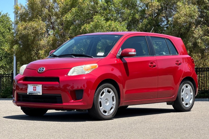 Scion xD Vehicle Full-screen Gallery Image 08