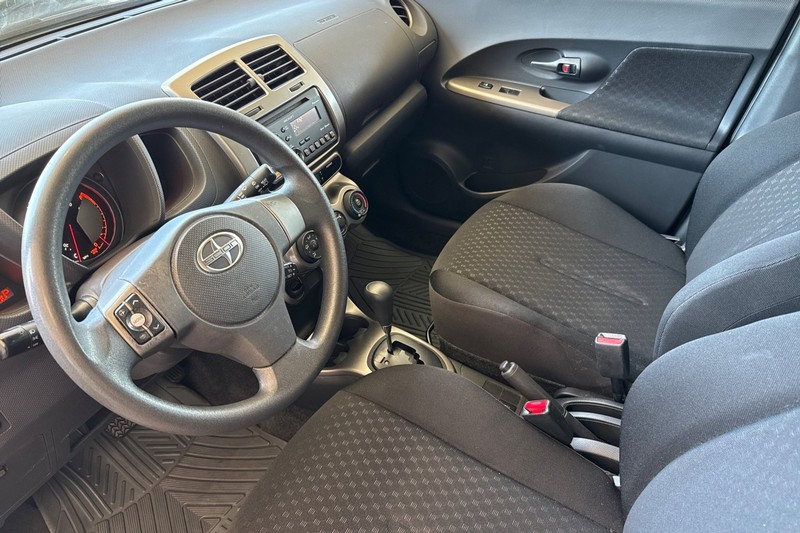 Scion xD Vehicle Full-screen Gallery Image 10