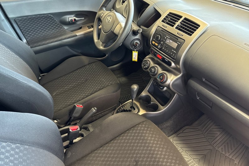 Scion xD Vehicle Full-screen Gallery Image 19