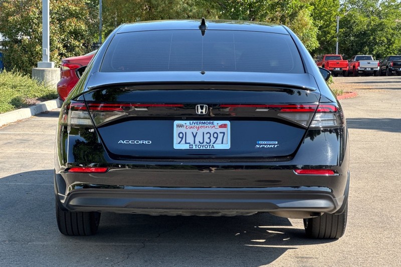 Honda Accord Hybrid Vehicle Full-screen Gallery Image 05
