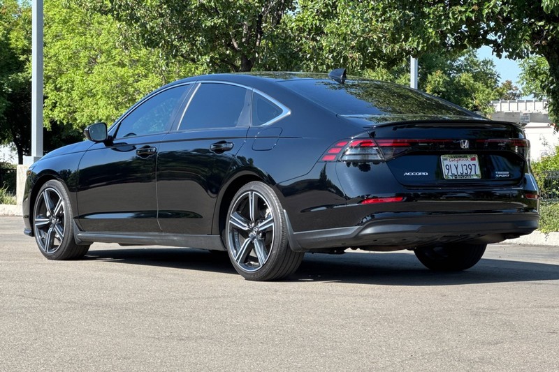 Honda Accord Hybrid Vehicle Full-screen Gallery Image 06