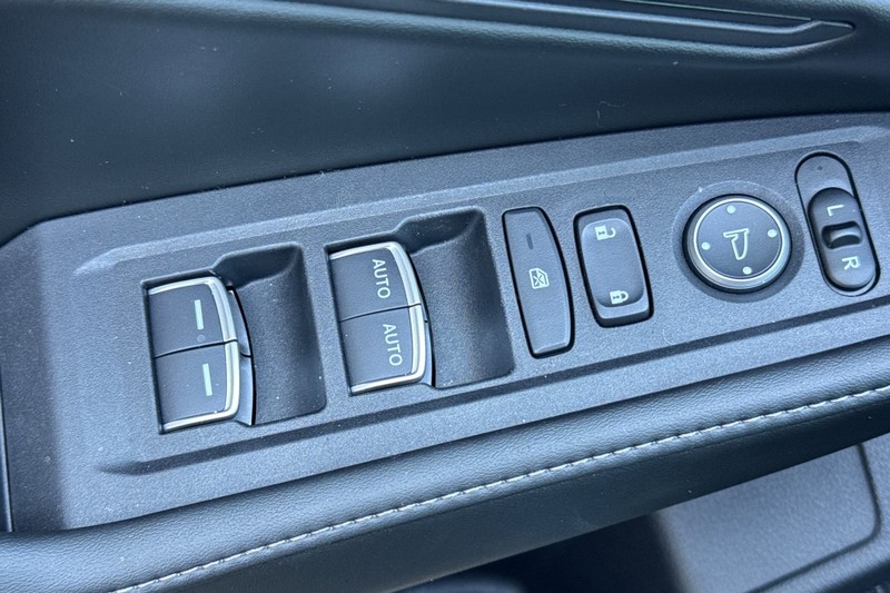 Honda Accord Hybrid Vehicle Full-screen Gallery Image 12