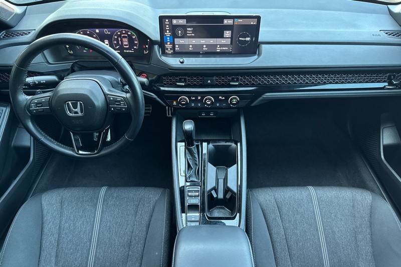 Honda Accord Hybrid Vehicle Full-screen Gallery Image 15