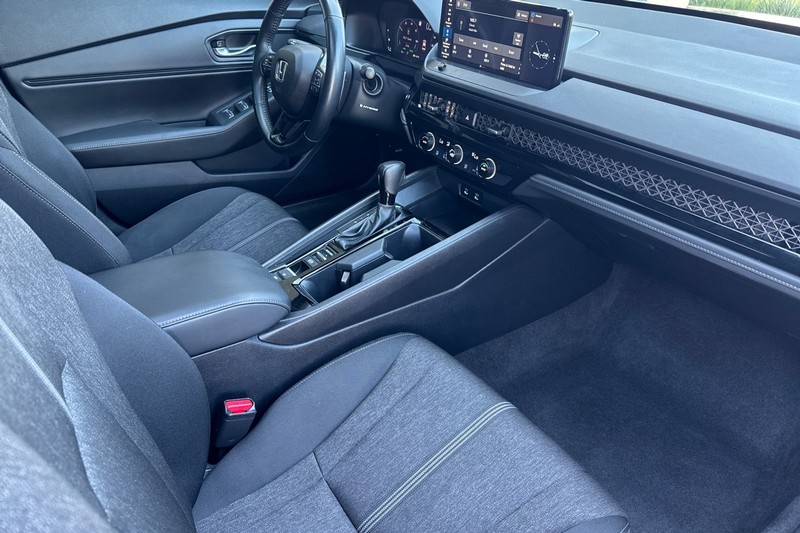 Honda Accord Hybrid Vehicle Full-screen Gallery Image 18