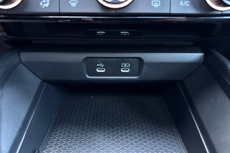 Honda Accord Hybrid Vehicle Full-screen Gallery Image 30