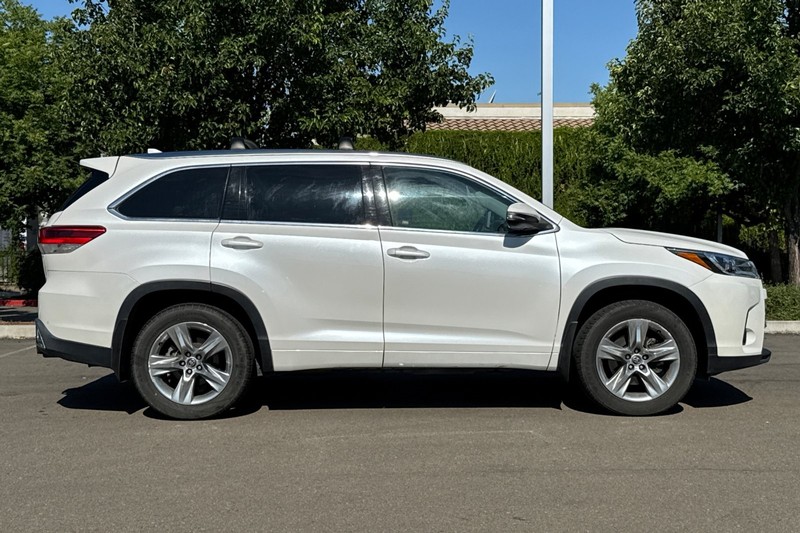 Toyota Highlander Vehicle Full-screen Gallery Image 03