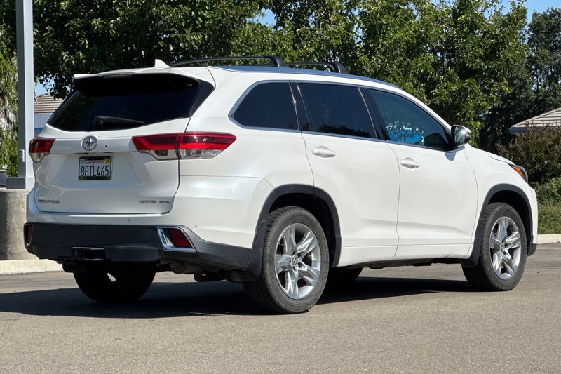 Toyota Highlander Vehicle Full-screen Gallery Image 04