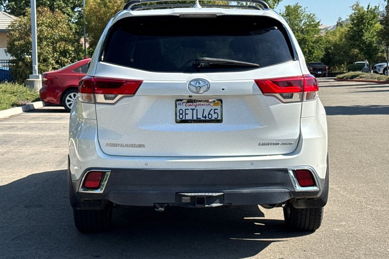 Toyota Highlander Vehicle Full-screen Gallery Image 05