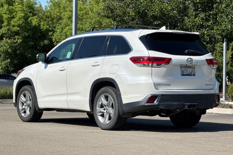 Toyota Highlander Vehicle Full-screen Gallery Image 06