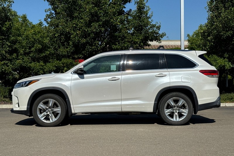 Toyota Highlander Vehicle Full-screen Gallery Image 07