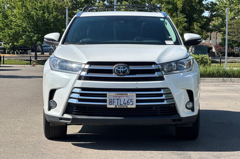 Toyota Highlander Vehicle Full-screen Gallery Image 09
