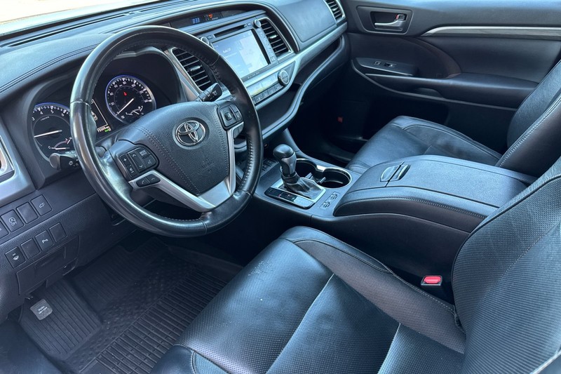 Toyota Highlander Vehicle Full-screen Gallery Image 10