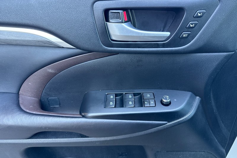 Toyota Highlander Vehicle Full-screen Gallery Image 11