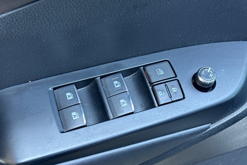 Toyota Highlander Vehicle Full-screen Gallery Image 12