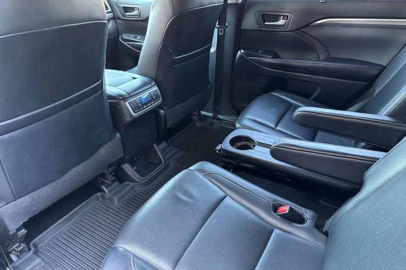 Toyota Highlander Vehicle Full-screen Gallery Image 14