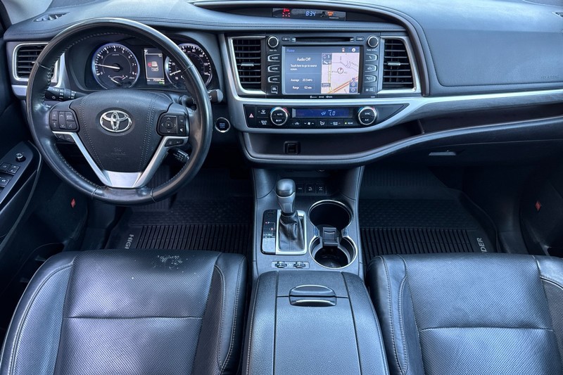 Toyota Highlander Vehicle Full-screen Gallery Image 15